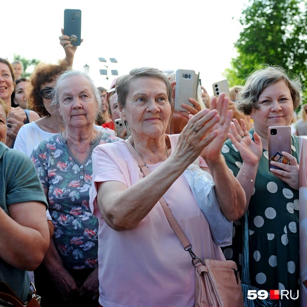 Каждый второй успевал делать фото или снимать концерт на видео | Источник: Ирина Тропина / 59.RU