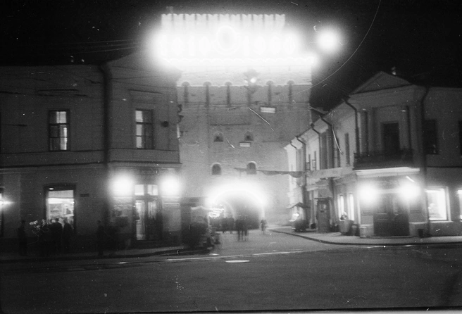 Фото сделано в 1960 году. Слева стоит гостиница купца Кокуева, которую в 1980 году снесут | Источник: Виктор Латышев / музей Боевой и Трудовой Славы средней школы № 36