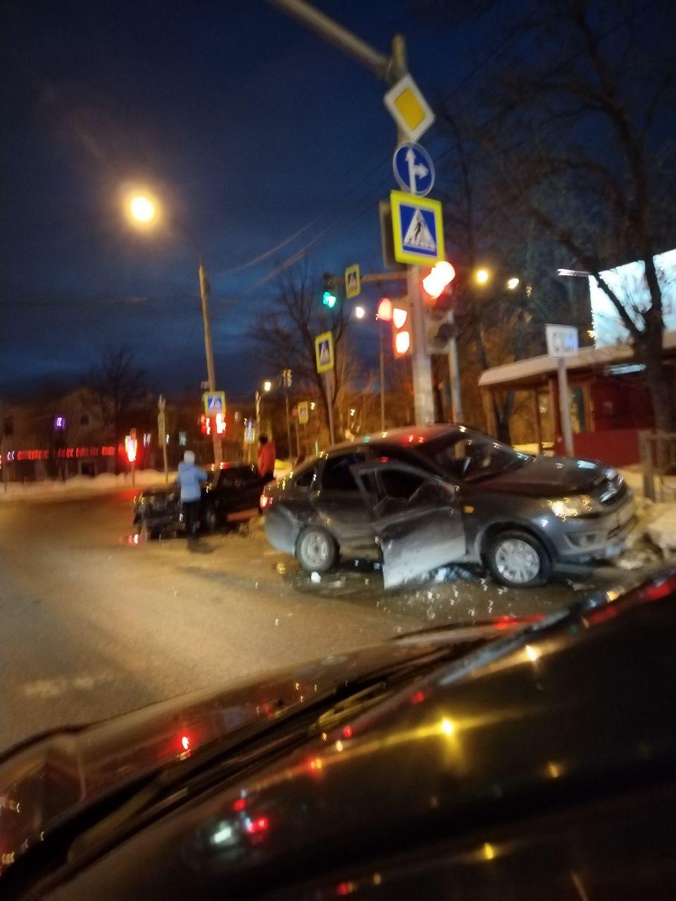 На Уралмаше водитель черной легковушки протаранил авто и уехал прочь - 25  февраля 2024 - Е1.ру