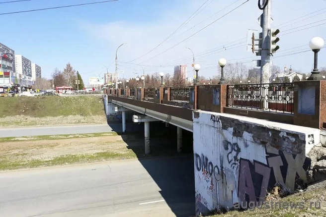 Вот таким был путепровод до переделки. Кстати, внизу когда-то сажали огромные клумбы цветов | Источник: из архива Тольятти 