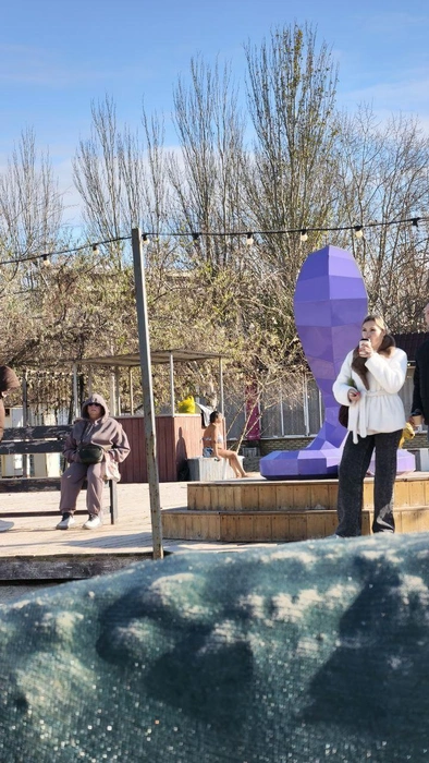 Женщина загорает | Источник: makovozovy / T.me