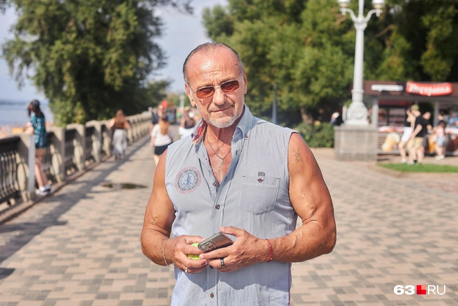 Ещё один вау-самарец&nbsp;— возраст не мешает ему оставаться в прекрасной форме! Мужчину с железными бицепсами (мы пощупали!) зовут Евгений | Источник: Роман Данилкин / 63.RU 