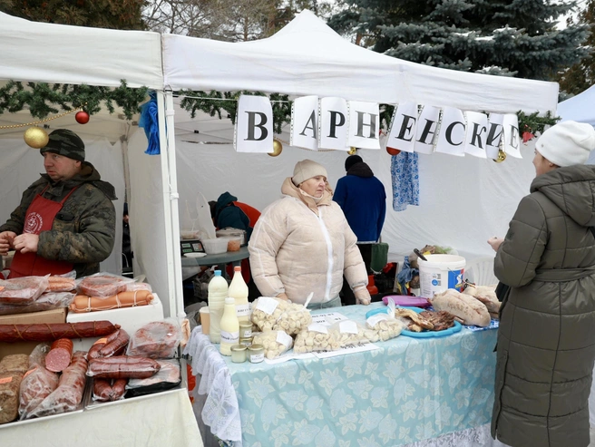 Производители из разных уголков области привезли свою продукцию. | Источник: Михаил Шилкин 