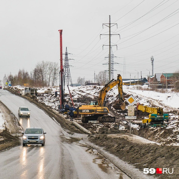 Одновременно с разработкой котлована уже начали вбивать сваи | Источник: Тимофей Калмаков / 59.RU