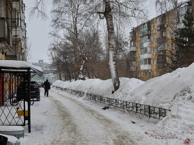 Несчастный случай с переломом произошёл в этом дворе в январе 2025 года, а спустя 1,5 года суд вынес решение в пользу пострадавшей | Источник: Александр Ощепков / NGS.RU
