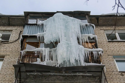 Ледяные глыбы высотой в два этажа нависли над Нижним