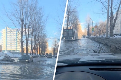 Машины плывут на улице Российской в Академгородке