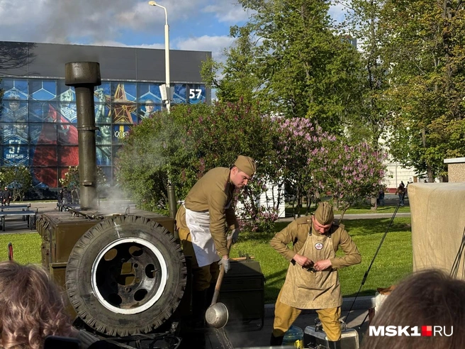 На ВДНХ организована полевая кухня | Источник: Иван Гусаров / MSK1.RU