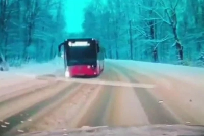В Казани автобус столкнул легковушку в кювет