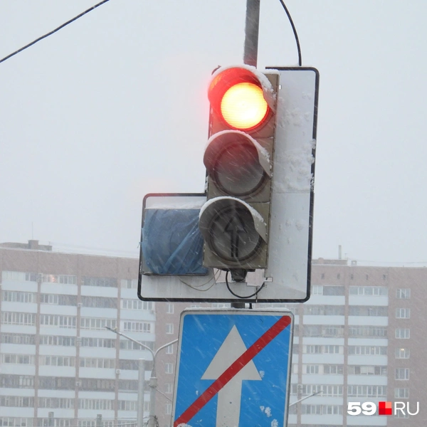 Со светофора уже убрали дополнительную секцию для левого поворота со Стахановской на Карпинского в сторону Ераничей | Источник: Кирилл Хафизов / 59.RU