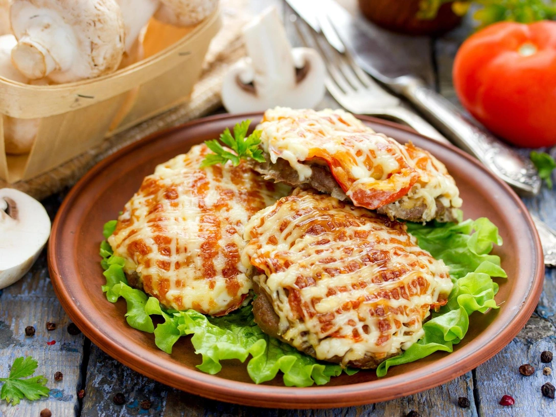 Мясо по-барски: пошаговый рецепт сытного ужина для праздничного застолья | marieclaire.ru