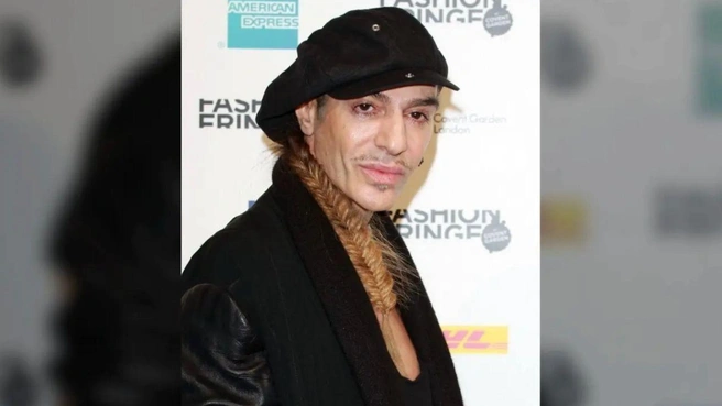 Wintour stood by her decision to honor John Galliano at the 2027 Met Gala. | Источник: MEGA