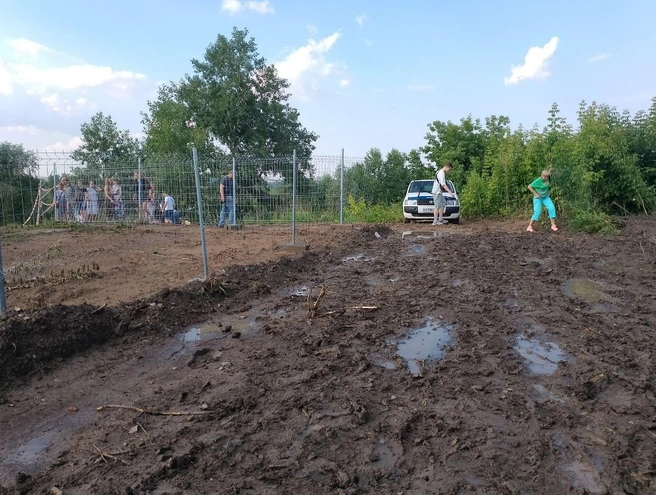 Дорога на причал оказалась неустроенной | Источник: читательница НГС