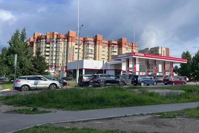 Очередь за топливом в Архангельске: машины на Обводном