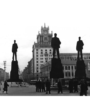 Для чего весной 1958 года в Москве поставили трех деревянных Маяковских
