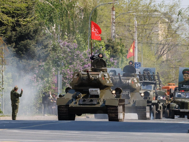 Ретротехника ровным строем направляется на площадь Павших Борцов. | Источник: Алексей Волхонский / V1.RU