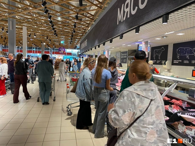 Покупателей в магазине много: кто-то закупается мясом, кто-то предпочитает постоять в очереди за готовой едой | Источник: Ирина Порозова / E1.RU