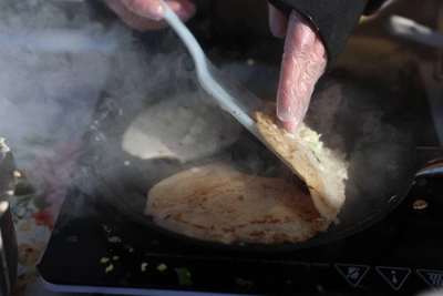 Омичи выстроились в очередь за бесплатными блинами на Масленицу