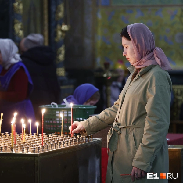 Служба началась в полночь, но люди подходили к храму заранее | Источник: Владислав Лоншаков / E1.RU
