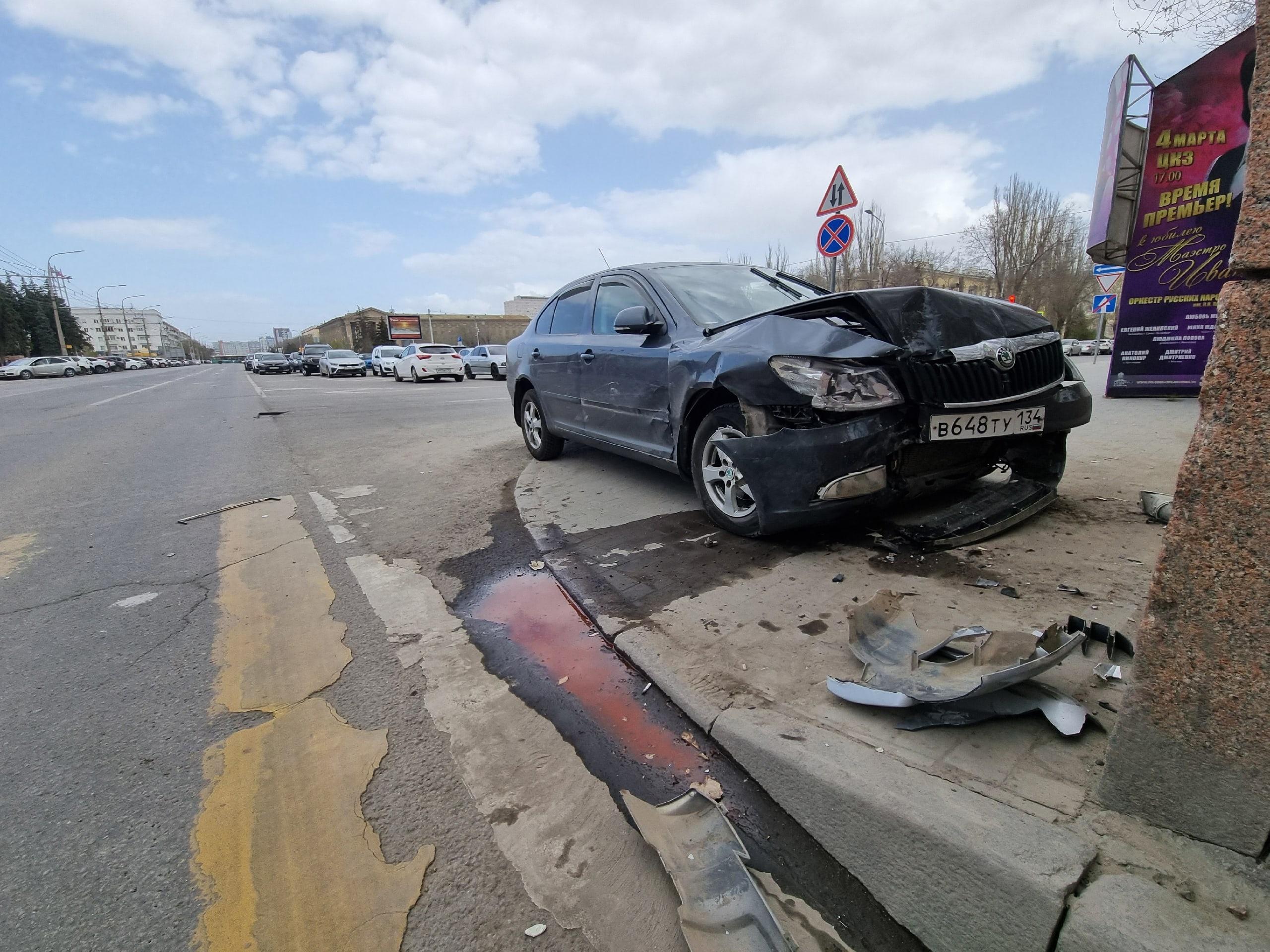 Вытолкнул в лоб на гранитную стену: страшная авария в центре Волгограда  попала на видео - 6 апреля 2023 - V1.ру