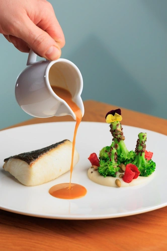 Черная треска с пюре из топинамбура и брокколи.