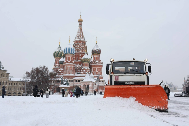 Городские службы убирают снег с Красной площади | Источник: Артем Устюжанин / MSK1.RU