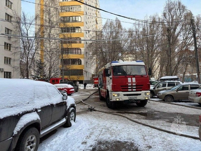 Несколько машин находилось во дворе | Источник: ГУ МЧС России по Самарской области