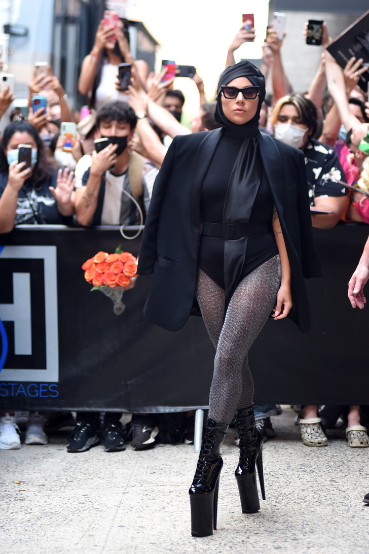 Фото №3 - Шелковый тюрбан и платформа в 23 см: Леди Гага вновь практикует походку на невозможных каблуках
