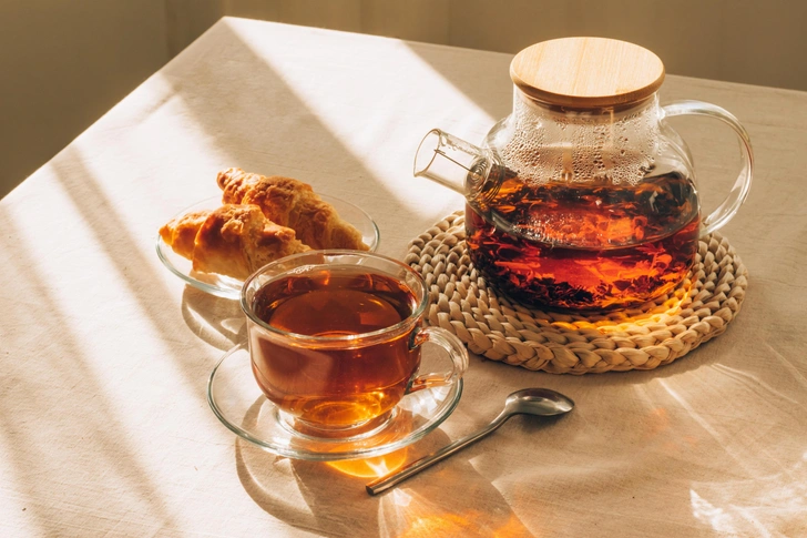 Любимый напиток превращается в яд: через сколько часов после заваривания чай лучше вылить | Источник: Natali Ximich/Shutterstock/Fotodom.ru