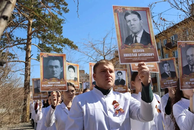 Будущие медики пронесли портреты своих героев по улице Горького | Источник: пресс-служба ЧГМА
