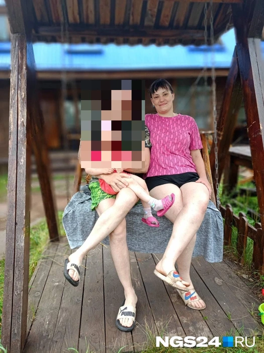 На фото вся семья улыбается (нам необходимо замазывать лица супруга Екатерины и их погибшей дочери) | Источник: Дмитрий Н. / Vk.ru