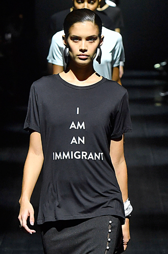 Футболка I Am Immigrant («Я — эмигрант»), Prabal Gurung FW17-18Самым сильным высказыванием Мелании могла бы стать футболка Прабала Гурунга I Am Immigrant из той же осенне-зимней коллекции: миссис Трамп (в девичестве — Кнавс) сама приехала в Америку в поисках лучшей жизни, так что она — такая же эмигрантка, как и миллионы других жителей США. Эта надпись, оказавшись на груди первой леди, сработала бы на миллион очков «в карму» — но история, как известно, не знает сослагательного наклонения.
