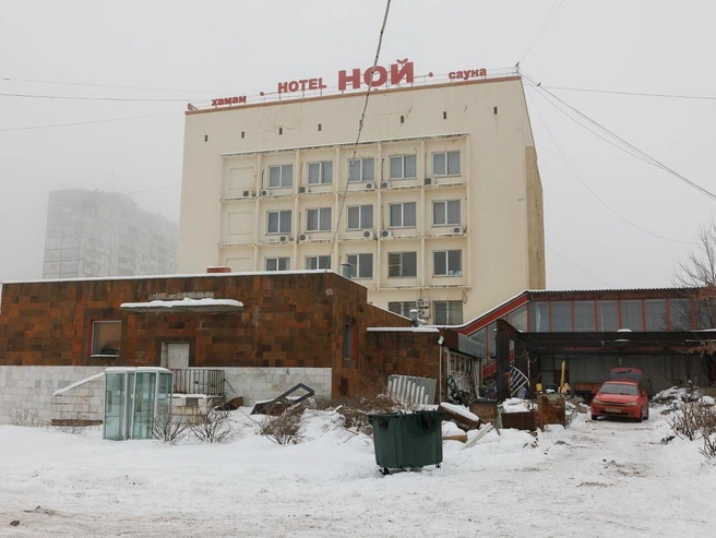 К заднему входу гостиницы подъезжают автомобили для вывоза имущества. | Источник: Алексей Волхонский / V1.RU