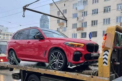 BMW X5 арестовали в Екатеринбурге во время обеда владельца