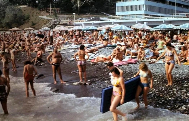 Пляж гостиницы «Жемчужина», 1974 года | Источник: Манфред Шаммер / pastvu.com