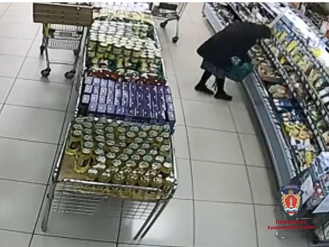Женщина приходила в супермаркеты и складывала продукты и бытовую химию в сумку | Источник: Прокуратура Красноярского края / Telegram