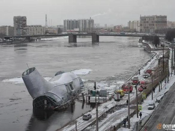 Так несостоявшийся ресторан превратился уже не просто в неприятное зрелище, а в объект, который требовалось срочно обследовать и убирать из воды | Источник: Михаил Огнев / «Фонтанка.ру»