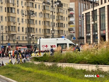 Скорая дежурит у ТЦ «Павелецкая Плаза» | Источник: Читатель MSK1.RU
