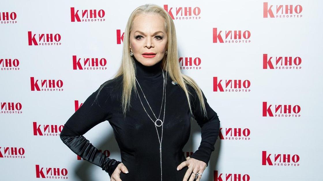 Загорелая и со слезами: Долина после скандала с квартирой пришла проститься с Олейниковым