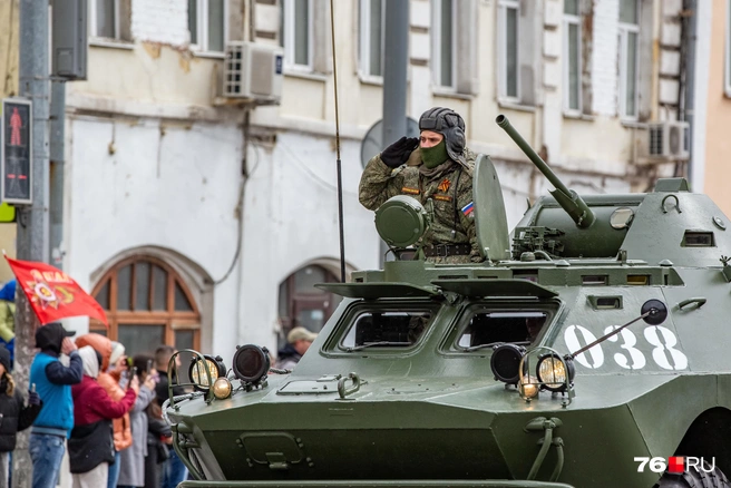 Колонна боевой техники проехала по городу | Источник: Кирилл Поверинов