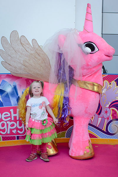 Поклонники My Little Pony провели весь день с любимыми героями