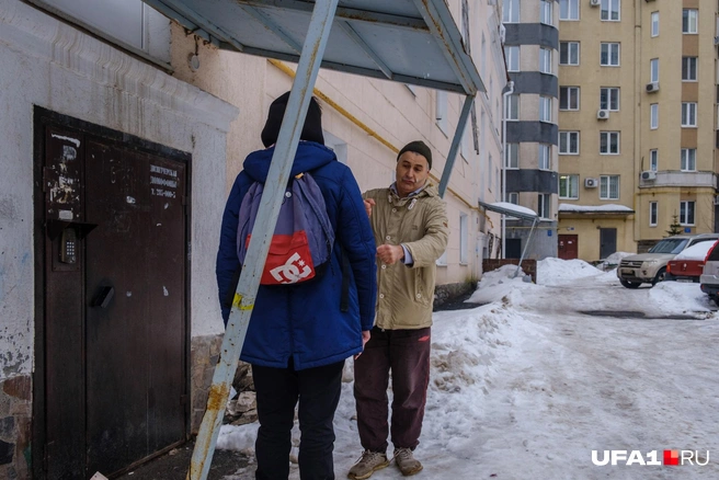 Житель дома Айдар объясняет, в чём проблема отремонтированной крыши | Источник: Булат Салихов / UFA1.RU