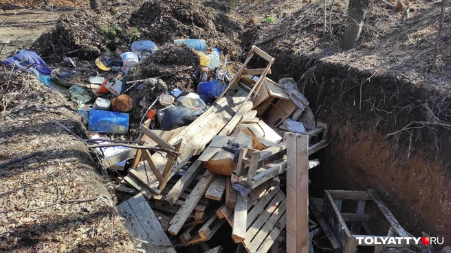 Видно, что яму выкопали накануне — она аккуратной прямоугольной формы | Источник: Сергей Баранчуков, Гражданский патруль / Vk.com