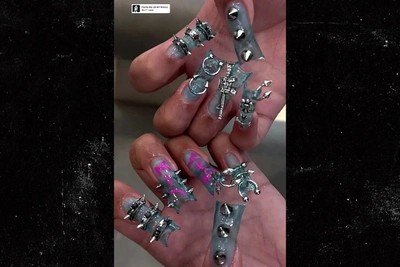 Дочь Ким Кардашьян удивила маникюром с шипами