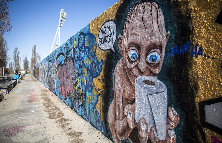 Фото №1 - Лучшие граффити про коронавирус со всего мира
