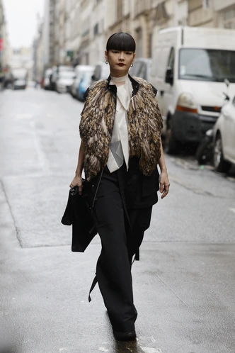 Меховые жилетки снова в тренде, но не те, что мы любили в нулевых Меховые жилетки снова в тренде, но не те, что мы любили в нулевых