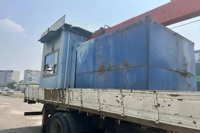 В Новосибирске снесли незаконные павильоны с шаурмой и пост охраны