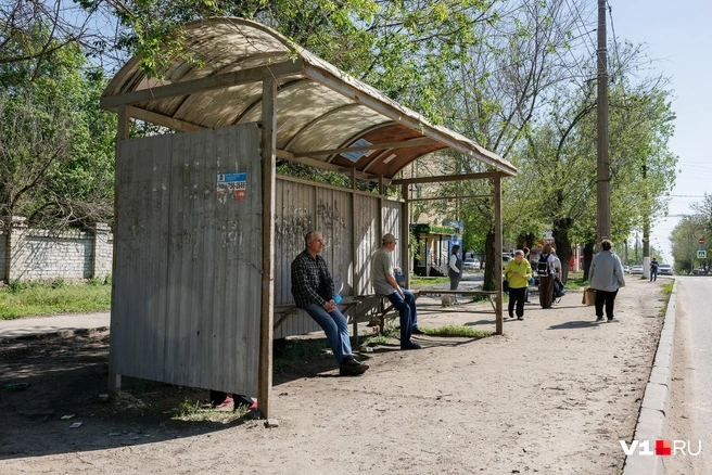 Боковой лист металла на остановке местами держится на проволоке | Источник: Алексей Волхонский / V1.RU