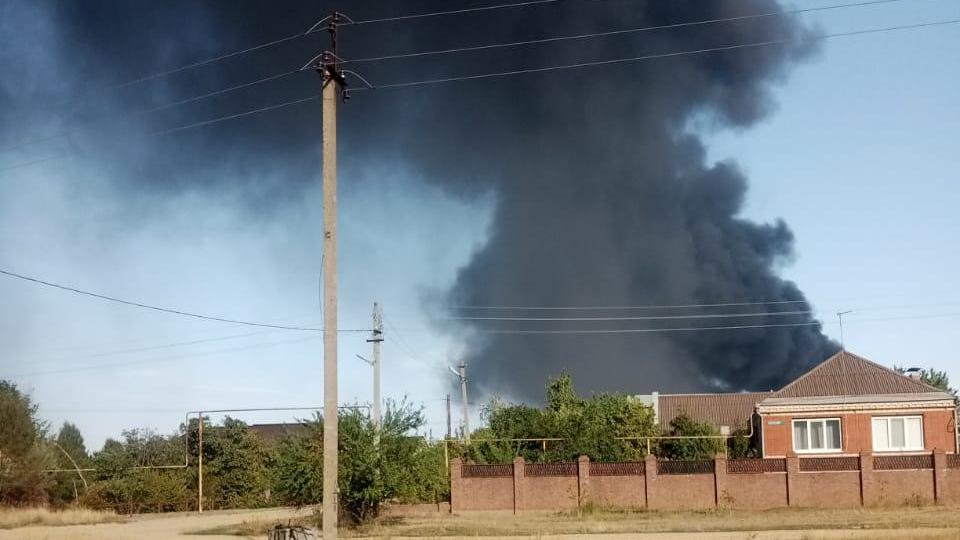 «Над городом было зарево»: звуки взрывов разбудили жителей Пролетарска, где уже шестые сутки полыхает нефтебаза 