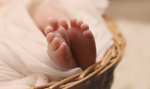 У петербурженки с ВИЧ забрали сына на второй день после родов. Она могла заразить его через грудное молоко